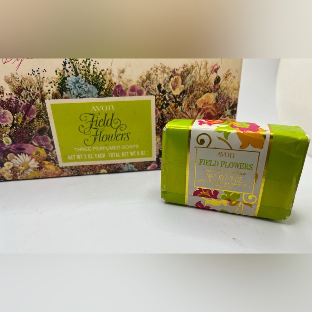 NOS Vintage 1970s Avon Field of Flowers Decorative Perfumed Soaps